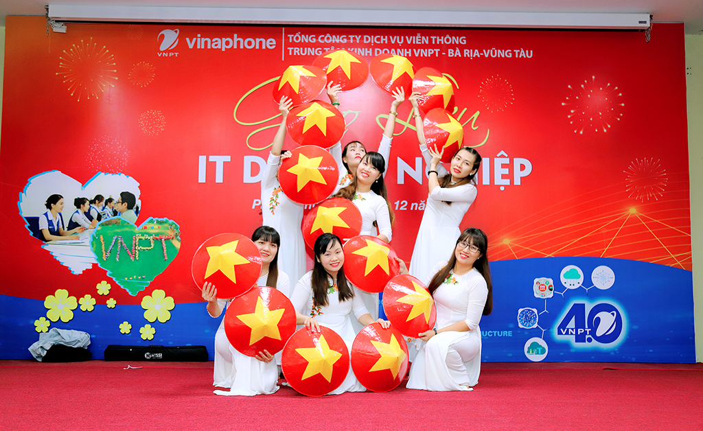 Tiết mục m&uacute;a ch&agrave;o mừng